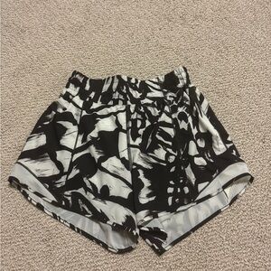 LULULEMON SIZE 4 HOTTY HOTS